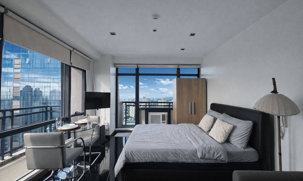 Downtown Apartment | Executive Studio w/Sunset View - Makati CBD