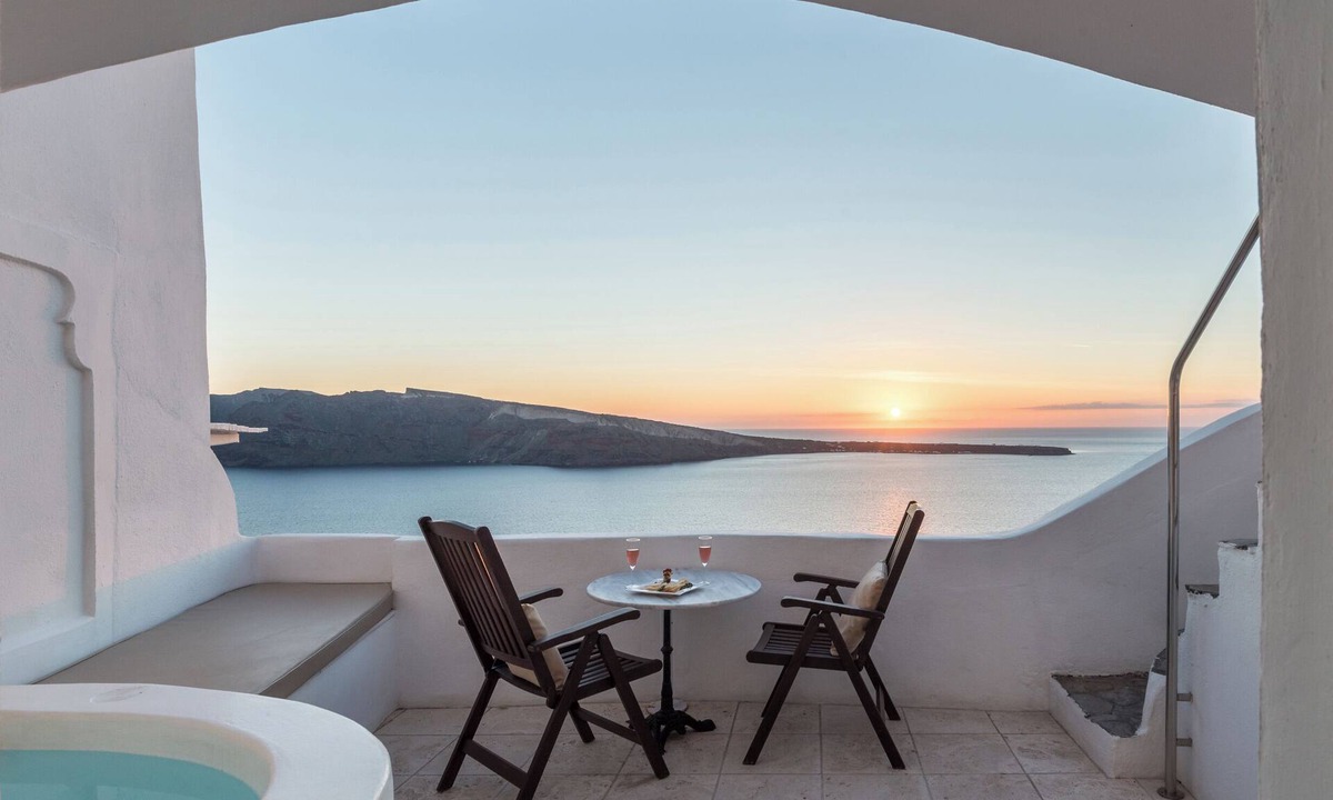 Oia Hotel | Executive Suite with Private Whirlpool & Caldera View