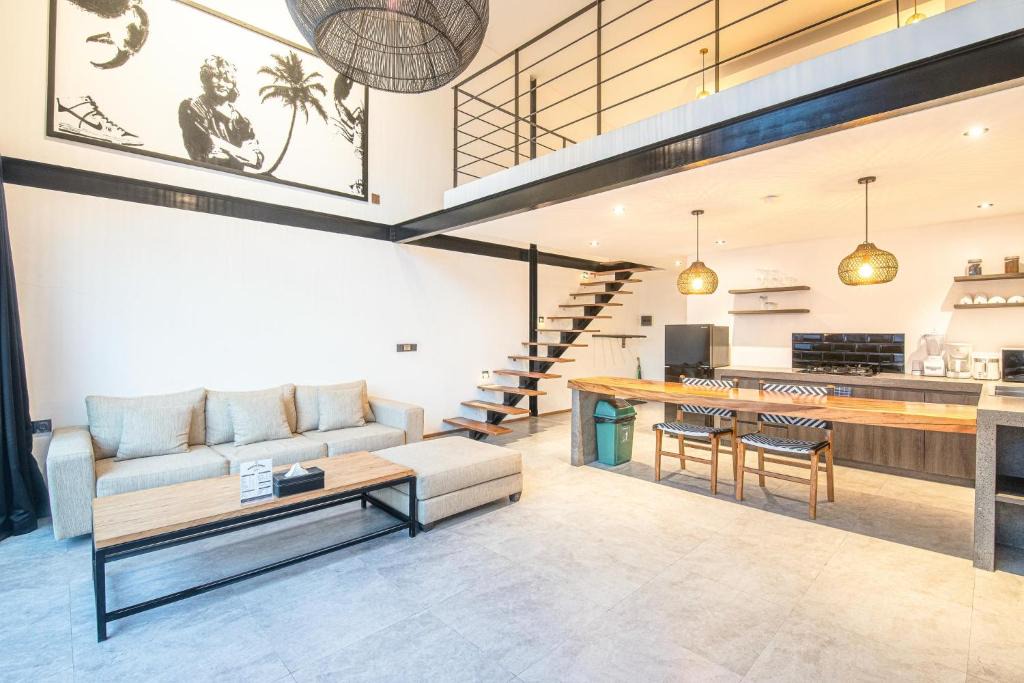 Munggu Hotel | Expansive Loft 200m from Canggu Beach