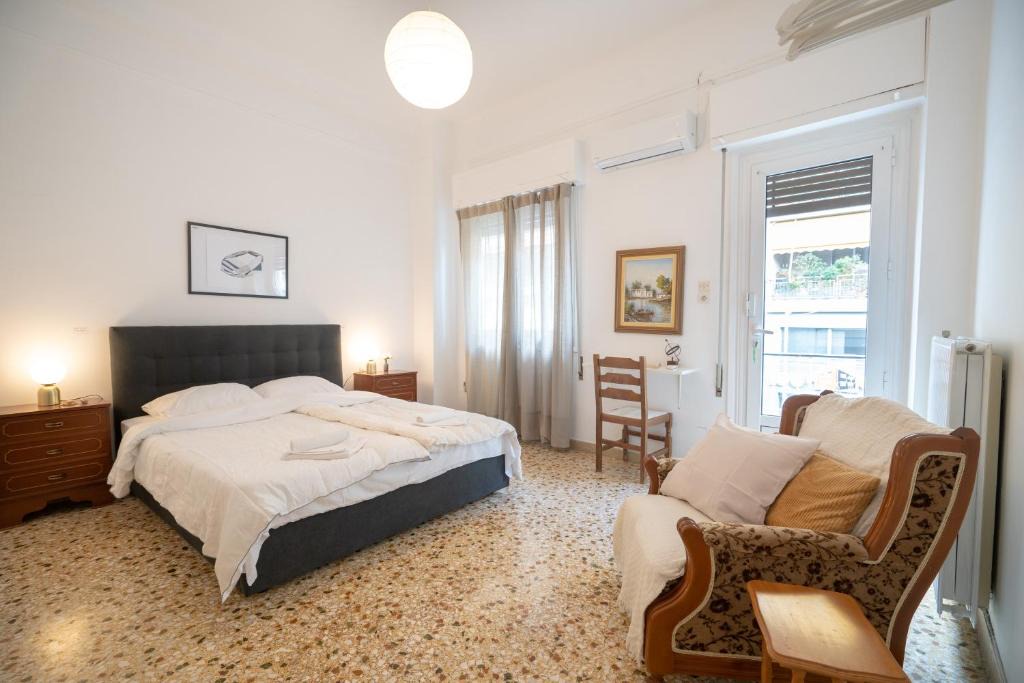 Vyronas Apartment | Explore Athens from a Local Rooftop Apartment