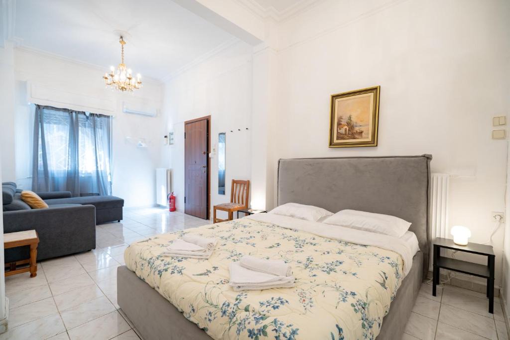 Vyronas Apartment | Explore Athens from a Vibrant Neighbourhood Apt