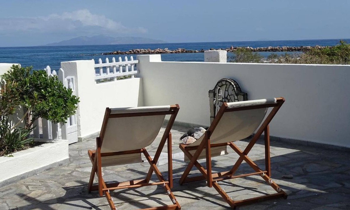 Monolithos House | Family beach house, sea front.