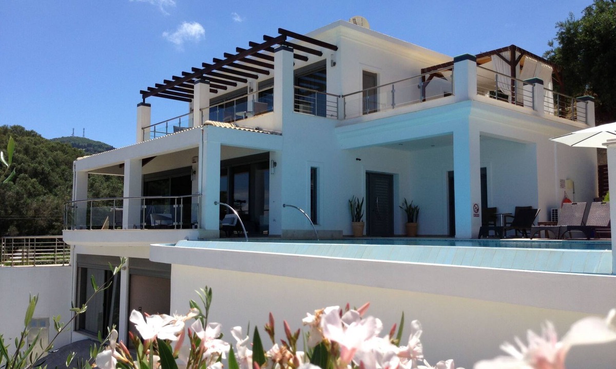 Notos House | Ferienvilla mit Blick auf das Wasser by Interhome