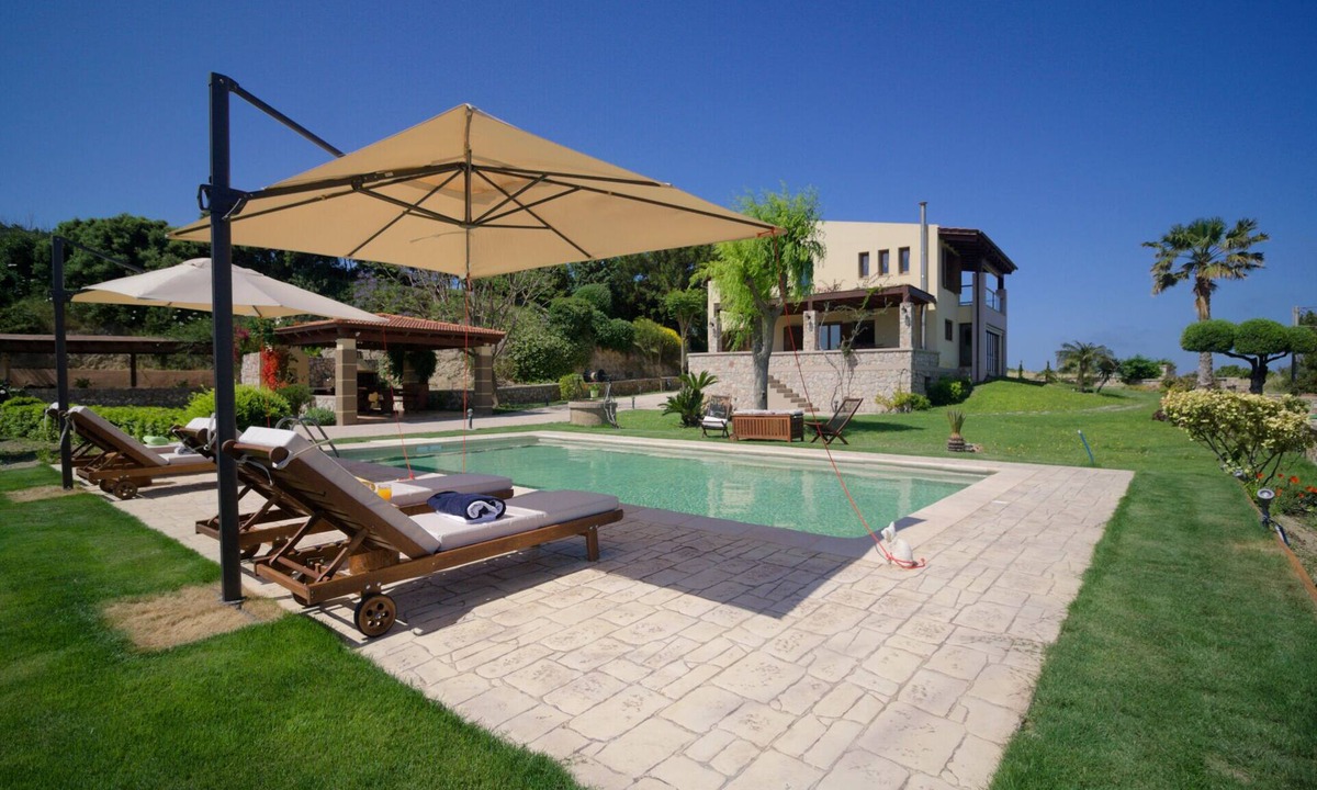 Asklipiio Villa | Four-Bedroom Private Family Villa with Pool, 400m from the Beach. Villa Russelia