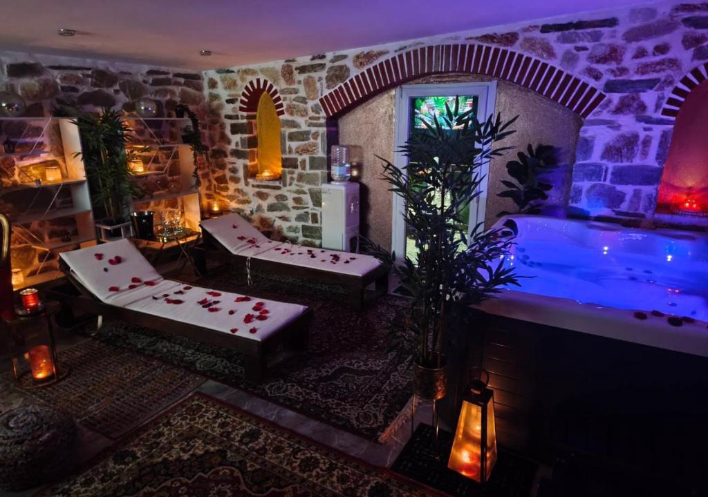Krinidhes Villa | Giorgos Suite - Jacuzzi Hideaway in Lydia, Kavala