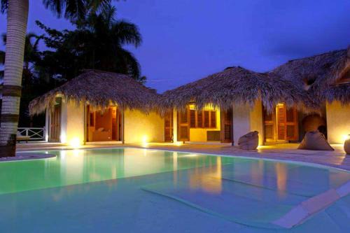 Las Terrenas Villa | Grandi spazi vista mare piscina infinity con grotta taina