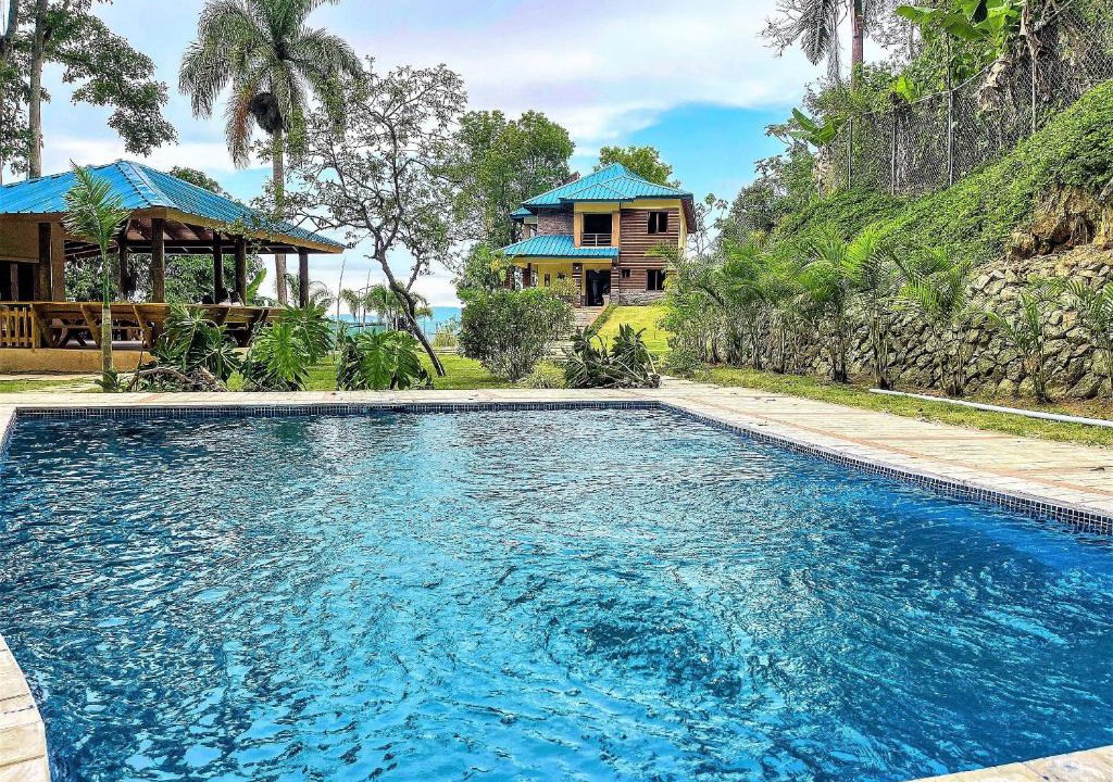 Jarabacoa Villa | Green Village By Hospedify, Hermosa Villa En Las Alturas con Piscina, Billar, y BBQ