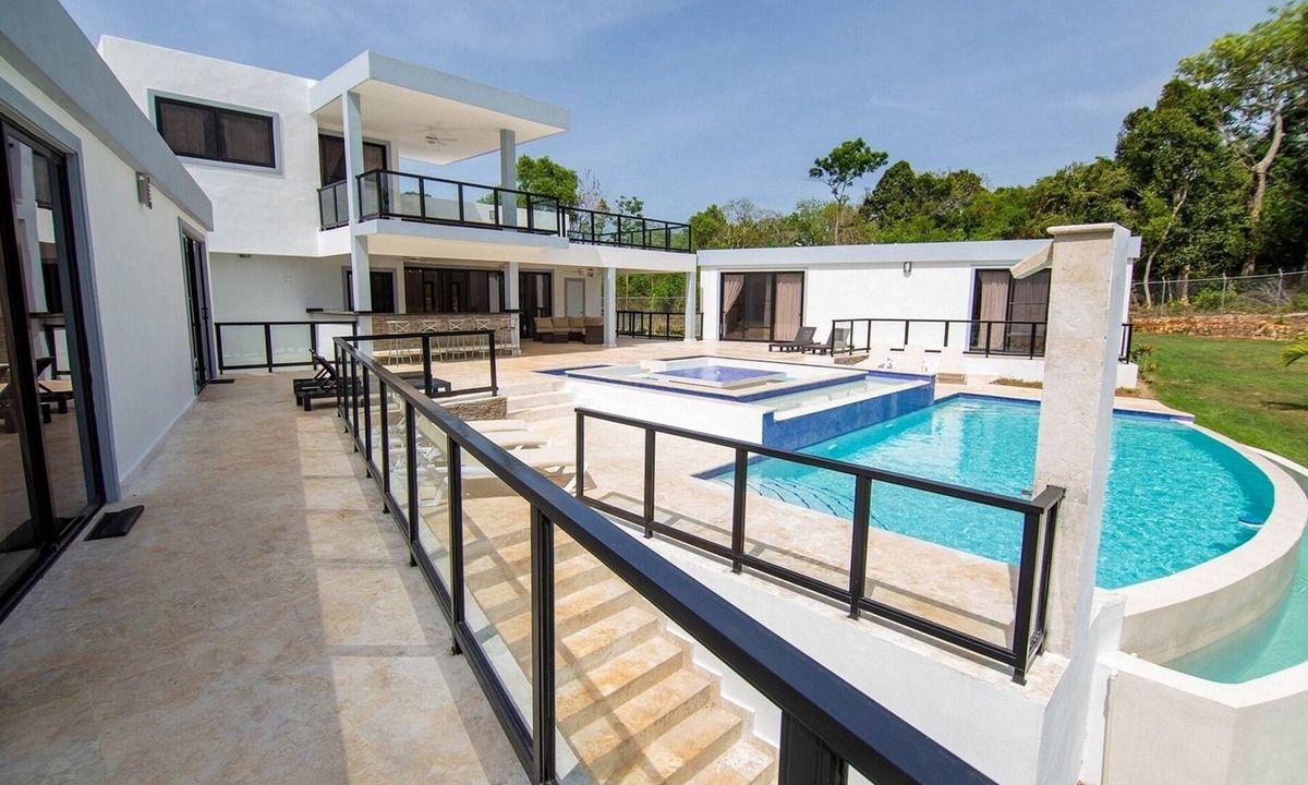 La Mulata Villa | Guest-friendly villa, private pool, 5BD/5BT, shuttle bus, BBQ/internet/cable TV