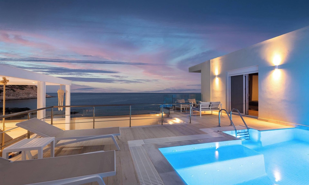 Stegna House | Hamilton Sea Front Villa