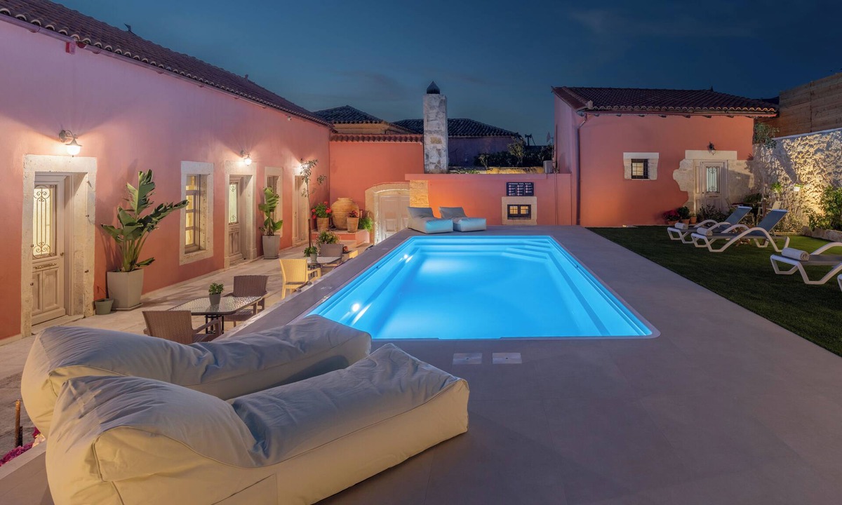 Archanes Villa | Historic Archanes Manor 3 Suites 80sm each Pr Pool & 300sm Courtyard Sleeps 12
