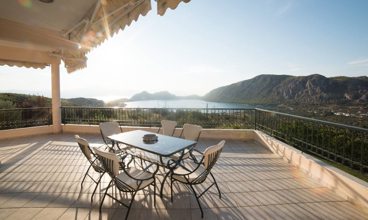 Limni Vouliagmenis House | Holiday Home 'Ourdreamhouse in Loutraki' with Sea View, Wi-Fi and Air Conditioning