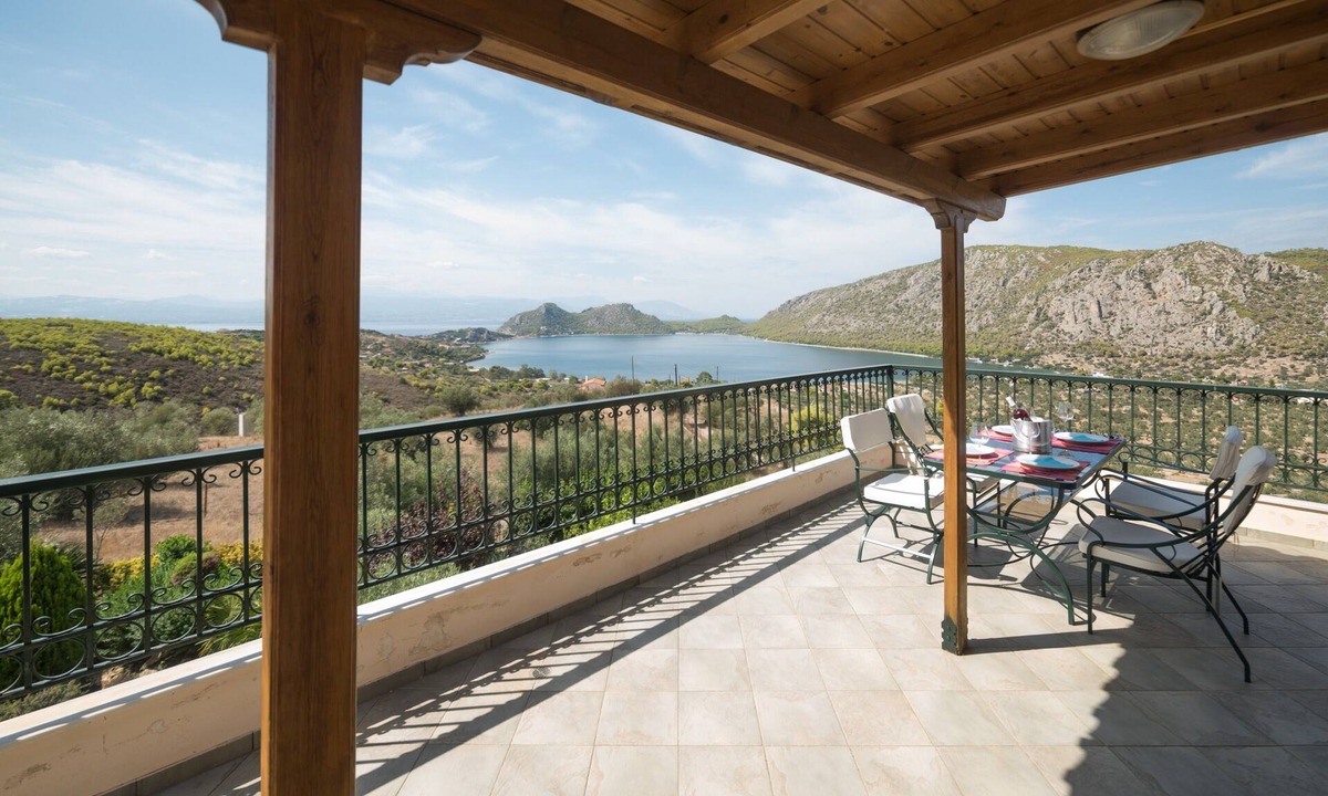 Limni Vouliagmenis House | Holiday Home 'Billi's Loft' with Sea View, Wi-Fi and Air Conditioning