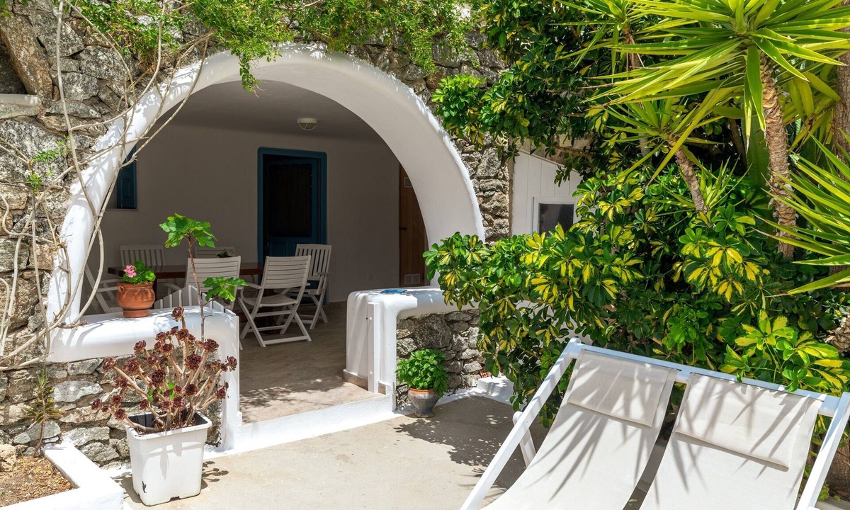 Mykonos House | Holiday Home 'Afroditi Ftelia Yasemi B' with Mountain View, Wi-Fi and Air Conditioning