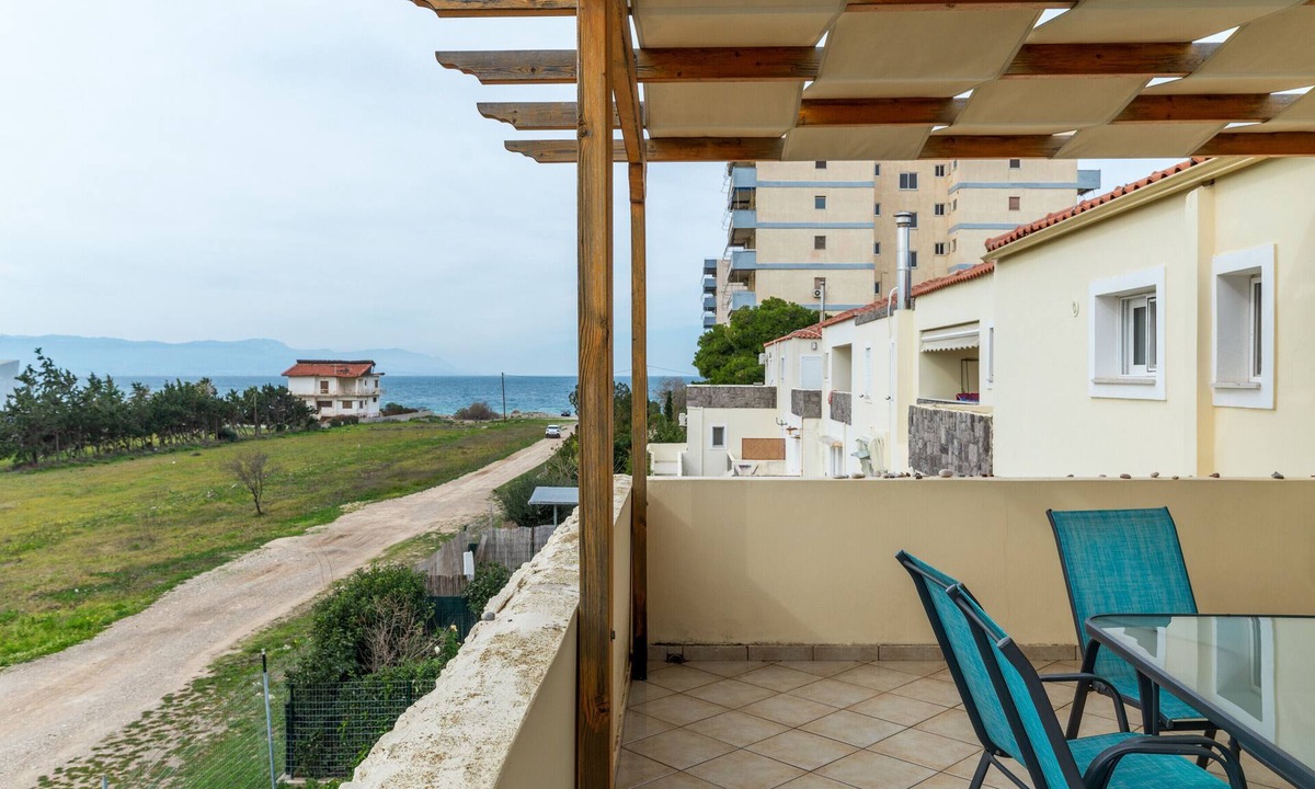 Loutraki House | Holiday Home 'Maisonette Maria' with Balcony, Wi-Fi and Air Conditioning
