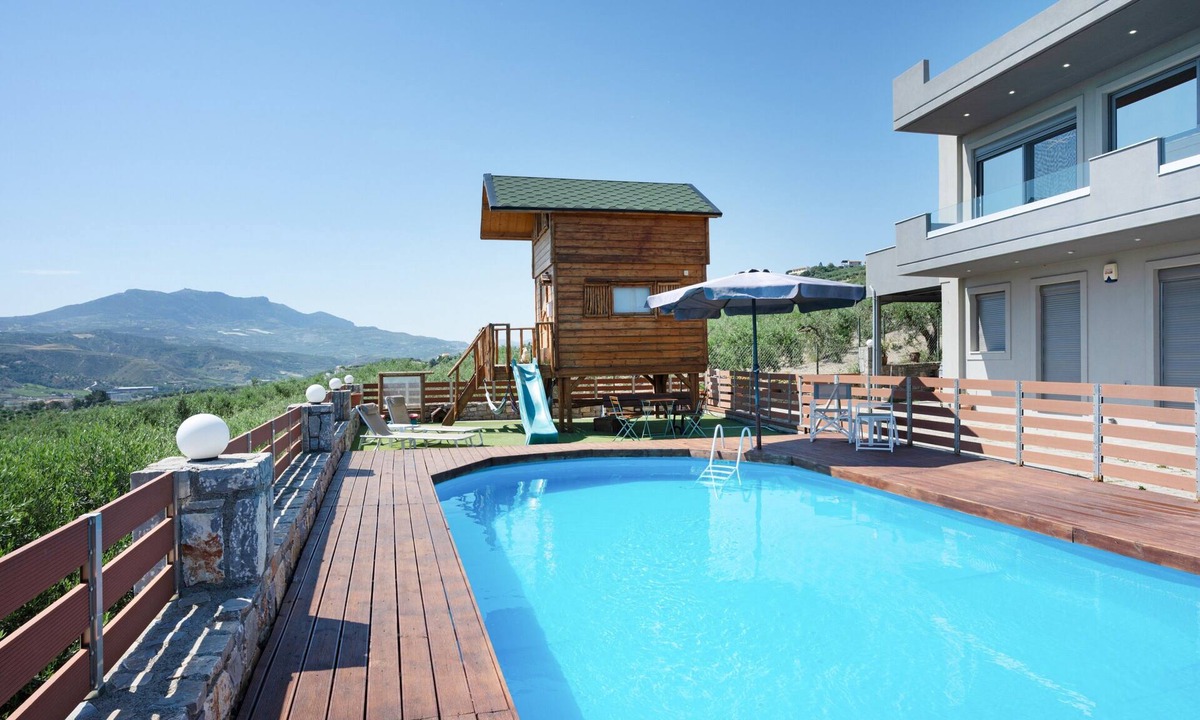 Heraklion House | Holiday Home 'Peaceful House' with Mountain View, Wi-Fi and Air Conditioning