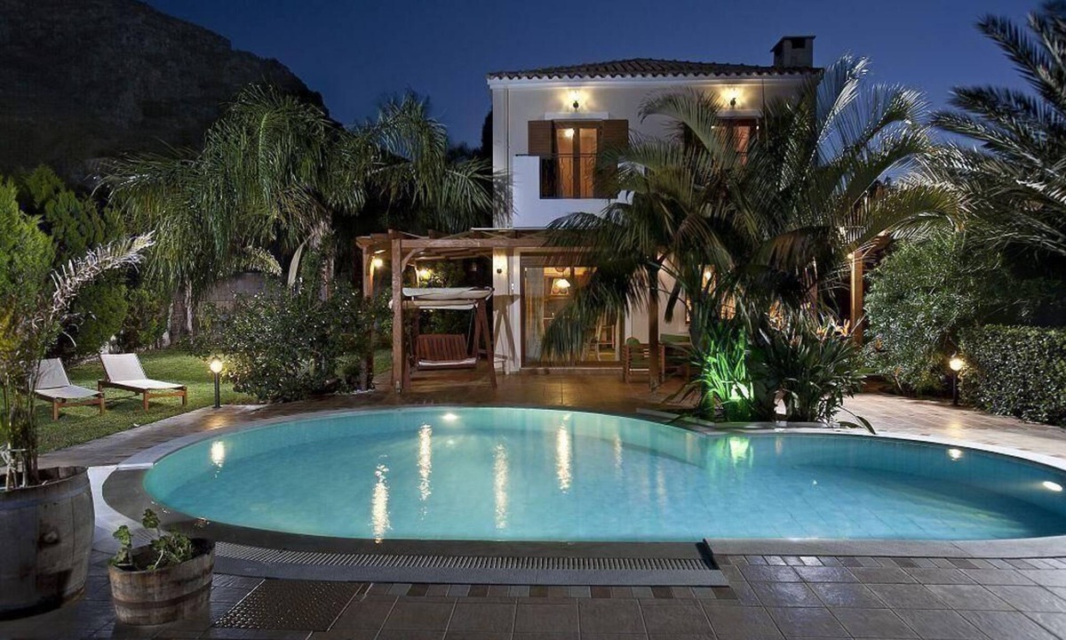 Old Hersonissos House | Holiday villa "Pandora" with a view of the water