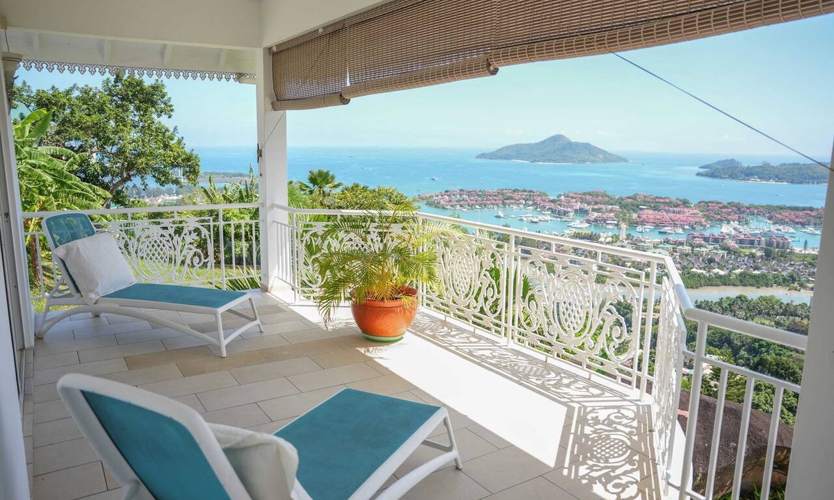 Zig Zag Ward Apartment | Homerez - Apt. Les Mamelles