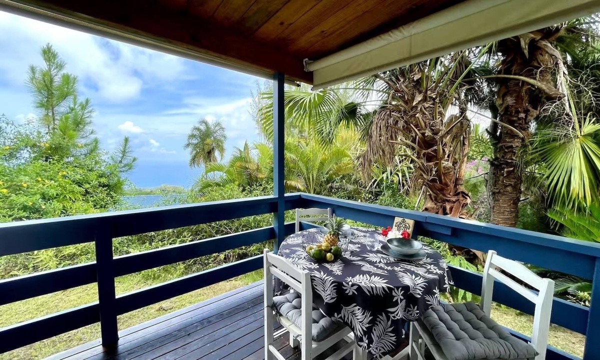 Mahina House | House with swimming pool and large wooded garden in quiet, elevated neighborhood