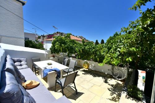 idhra Apartment | Hydra Art Suites