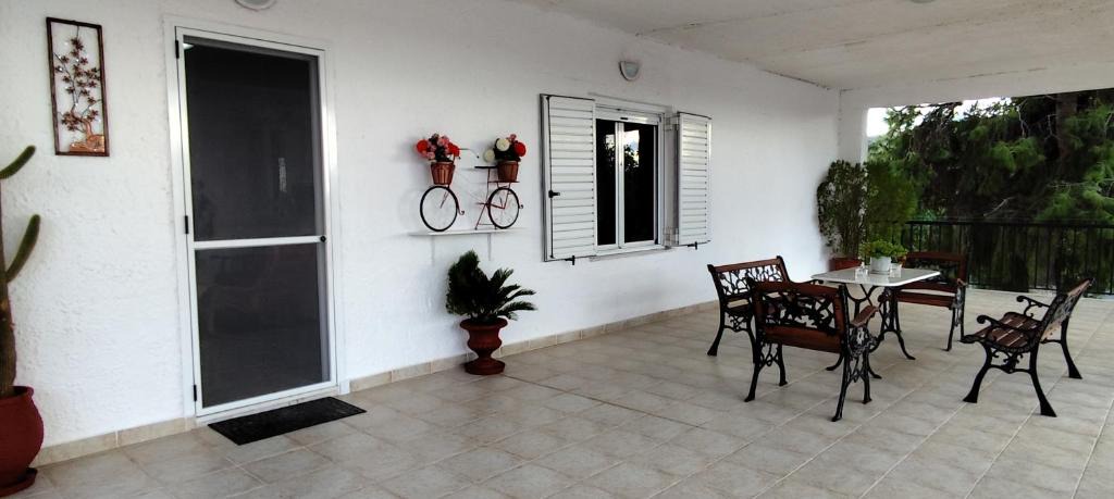 Salamis House | Irida Suite
