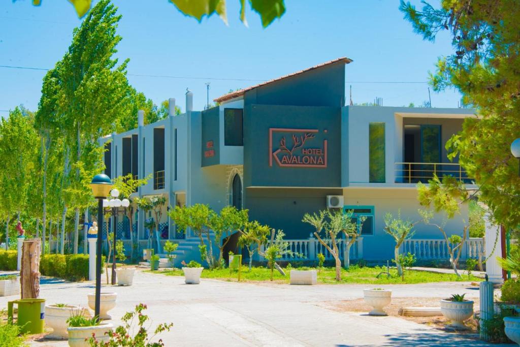 Mbrostar-Urë Hotel | Kavalona Park