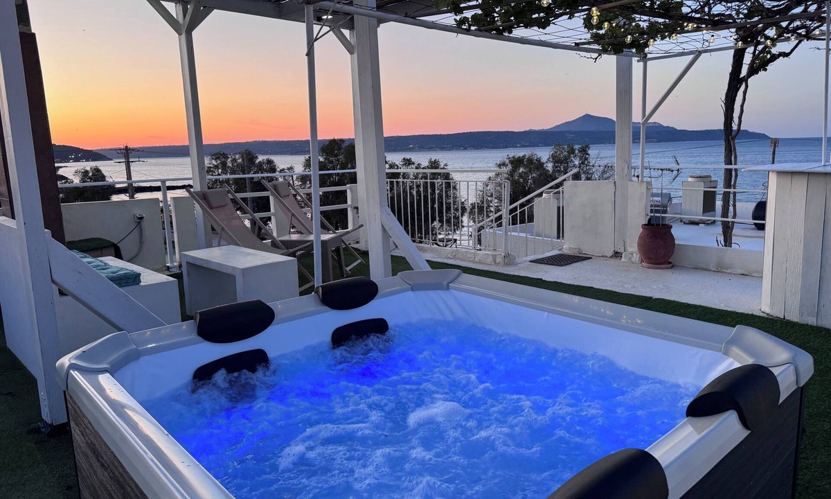 Kalyves Apartment | Kyma Haven Beachfront with Rooftop Jacuzzi