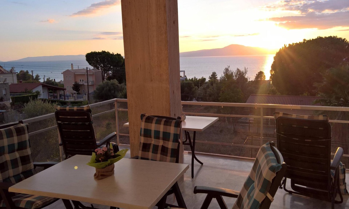 Mikri Mantineia House | Large, fully equipped HiTec vacation apartment close to the beach