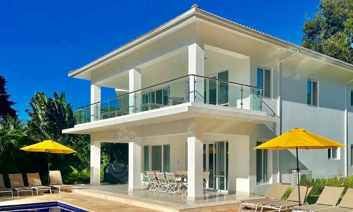 Urbanizacion Tavarez Villa | Large guest-friendly luxury party villa in downtown Sosua!