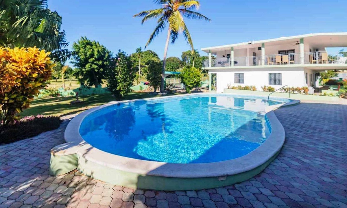 Urbanizacion Tavarez Villa | Large guest-friendly villa x 16 guests in Sosua, garden/pool, snooker, volley!