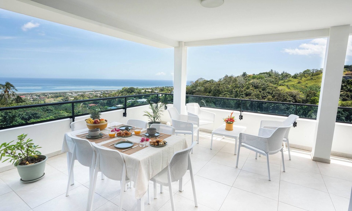 Faaa Apartment | Large luxury apartment with sea view and swimming pool 2 minutes from the airport