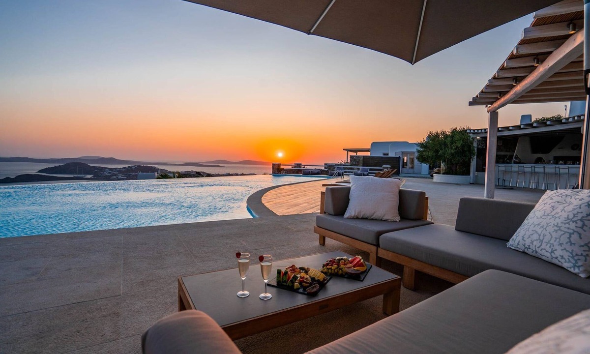 Psarou Villa | Lavish Mykonos Villa | Villa Kallisti | 5 Bedrooms | Sleeps 11 Guests