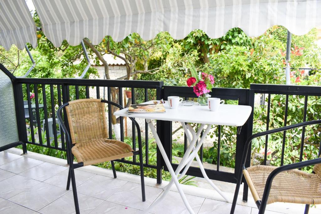 Foinikounta Apartment | Lemon studio with garden close to the beach