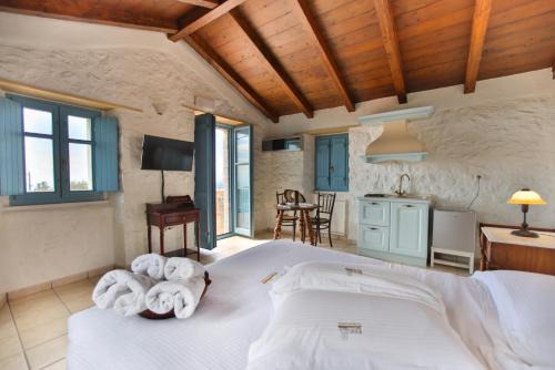 Omales Apartment | Lithos Stone Suites