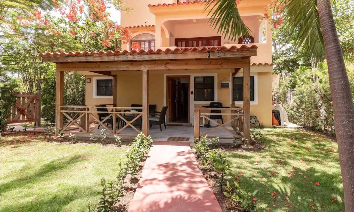 Bavaro Villa | Los Corales Beach Villa · Community Pool · Steps to the Beach · Bávaro
