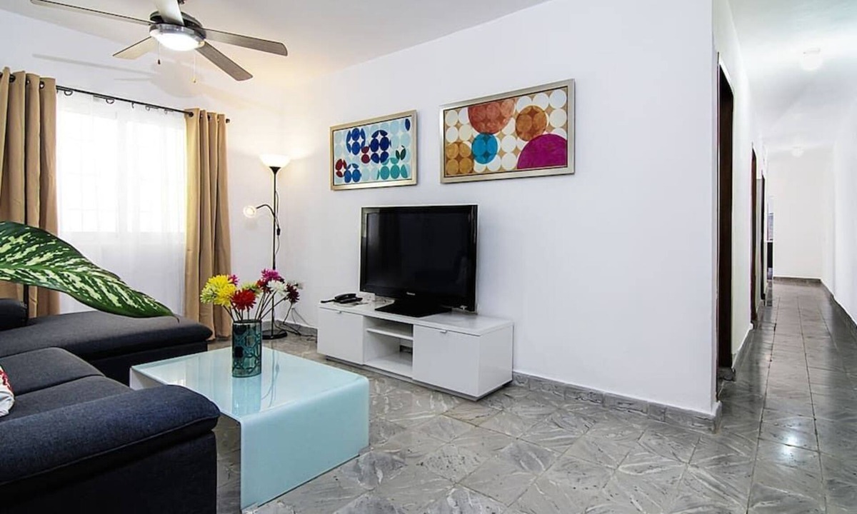 San Anton House | Lovely 3BR House at a Colonial Zone Park