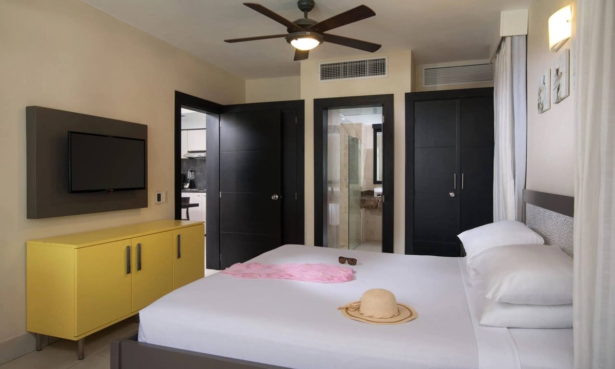 Los Brazos House | Luxurious 2 Bedroom Royal Suite