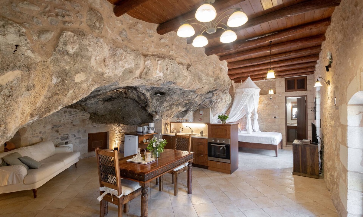 Kaliviani Apartment | Luxurious stone cave with pool and sea view