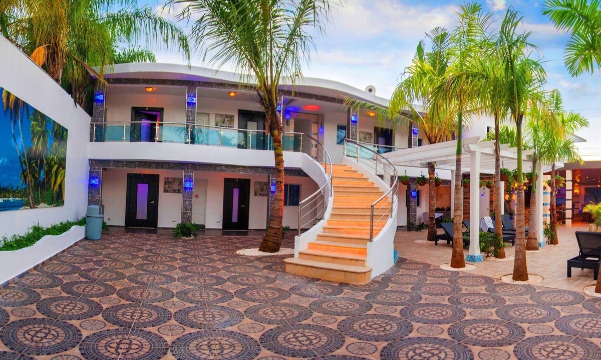 Villas Ana Maria Villa | Luxury 30BD Party Complex, guest-friendly, steps from Clubs/Beaches!