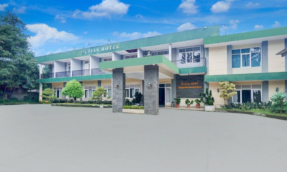 Cisarua House | Luxury Deluxe DBL Retreat W/WiFi Parking and Pool