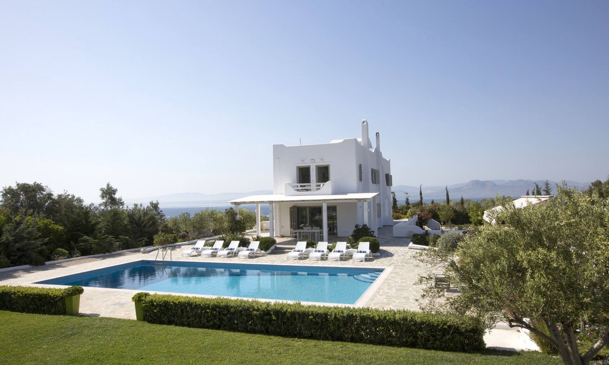 Limni Vouliagmenis Villa | Luxury Villa in Loutraki with private pool and spacious outdoor space