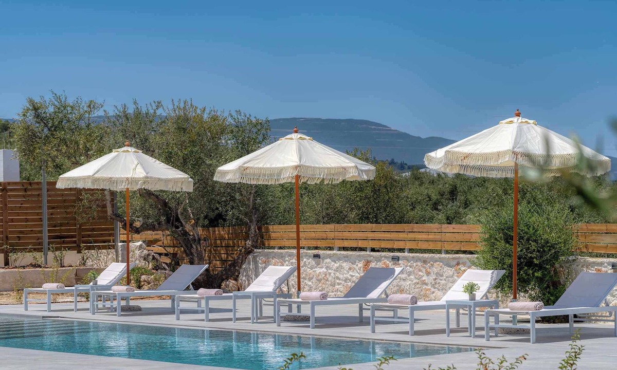 Neromilos Villa | Luxury villa located in a quiet place just 5min away from the Beach & Center