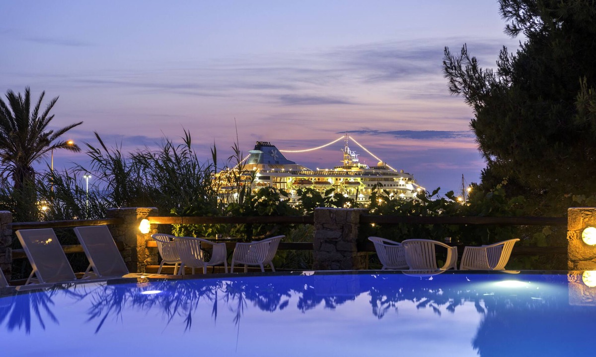 Tourlos Hotel | Maki's Place