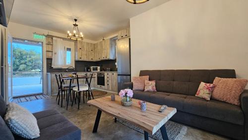 Milos Apartment | Milobsidian house