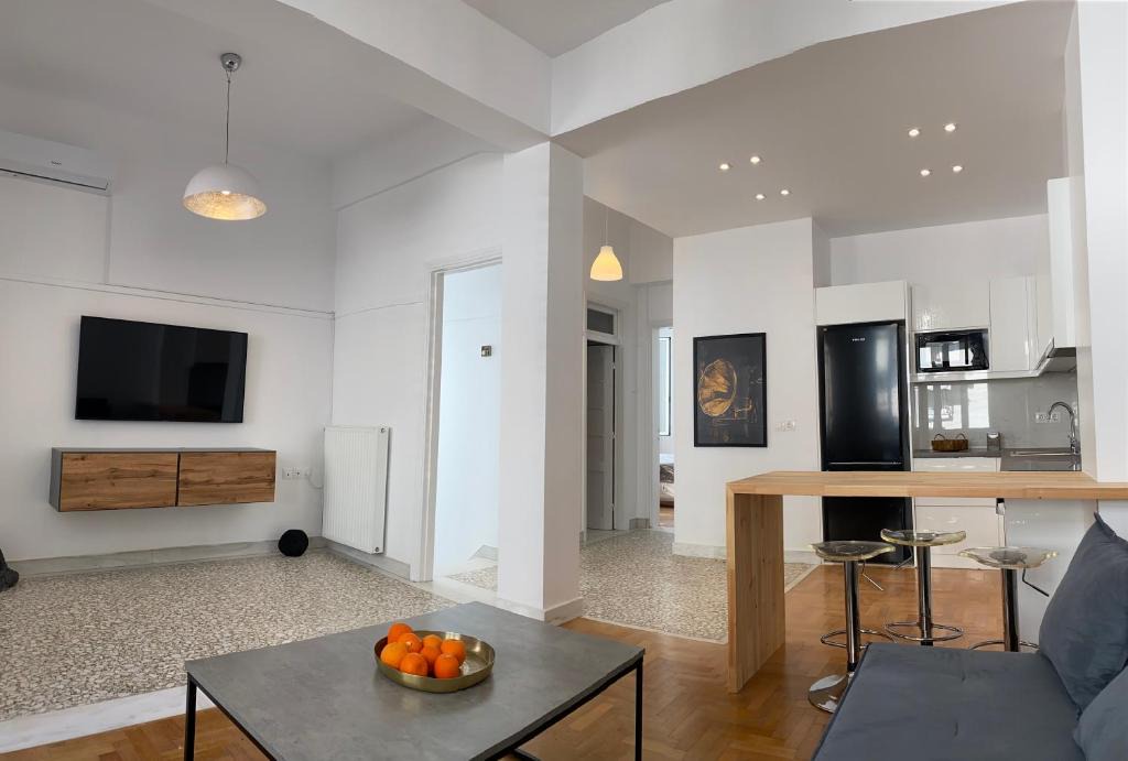 Dafni Apartment | Modern 3BR Maisonette with garden 10 min from Acropolis