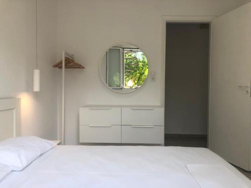 Eleios-Pronnoi House | Modern Apartment by Constantinos