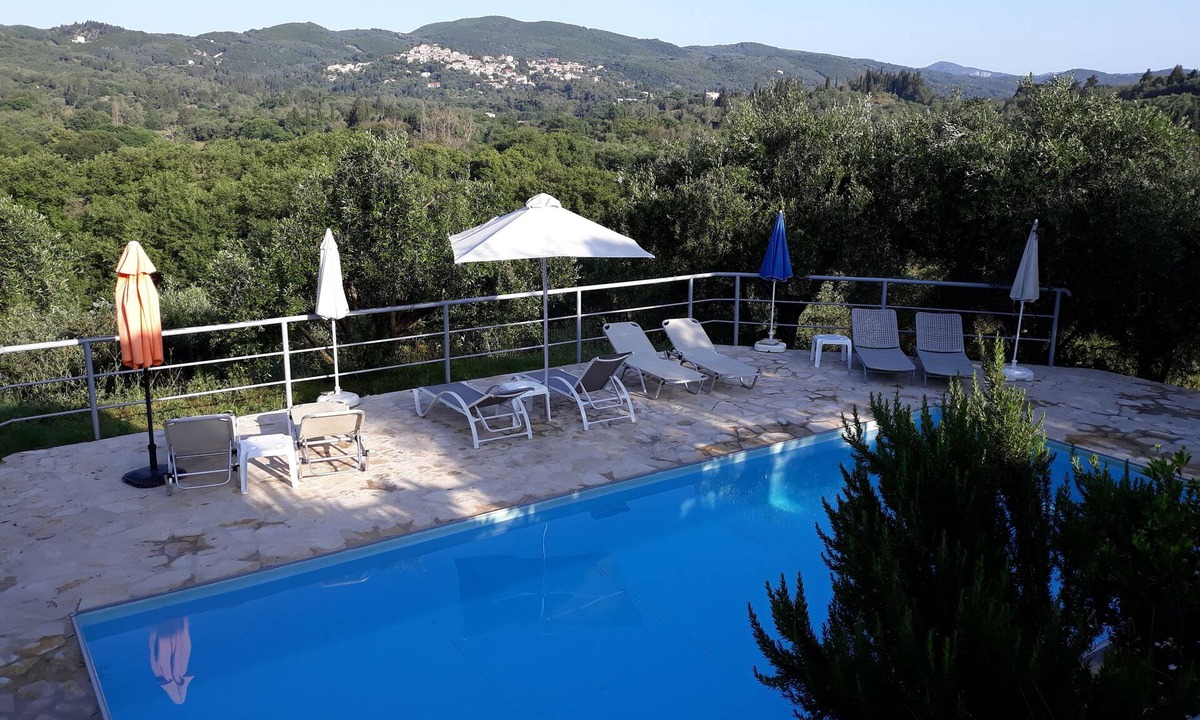 Parelia House | Moderne Villa mit Pool, am Corfutrail und in Meernähe