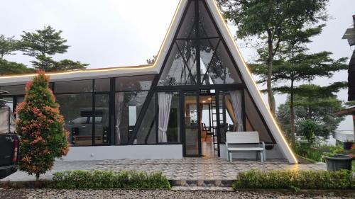 Cisarua Cabin | Mroom villa kaca