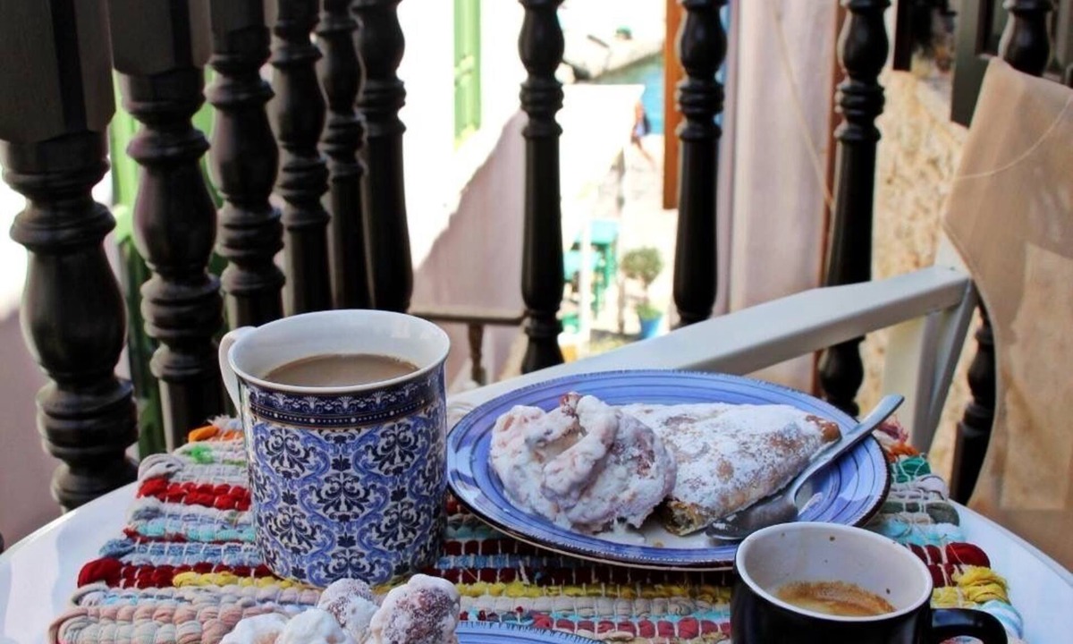 Halki House | Muse Neate. A few steps away from the port! A central located house !