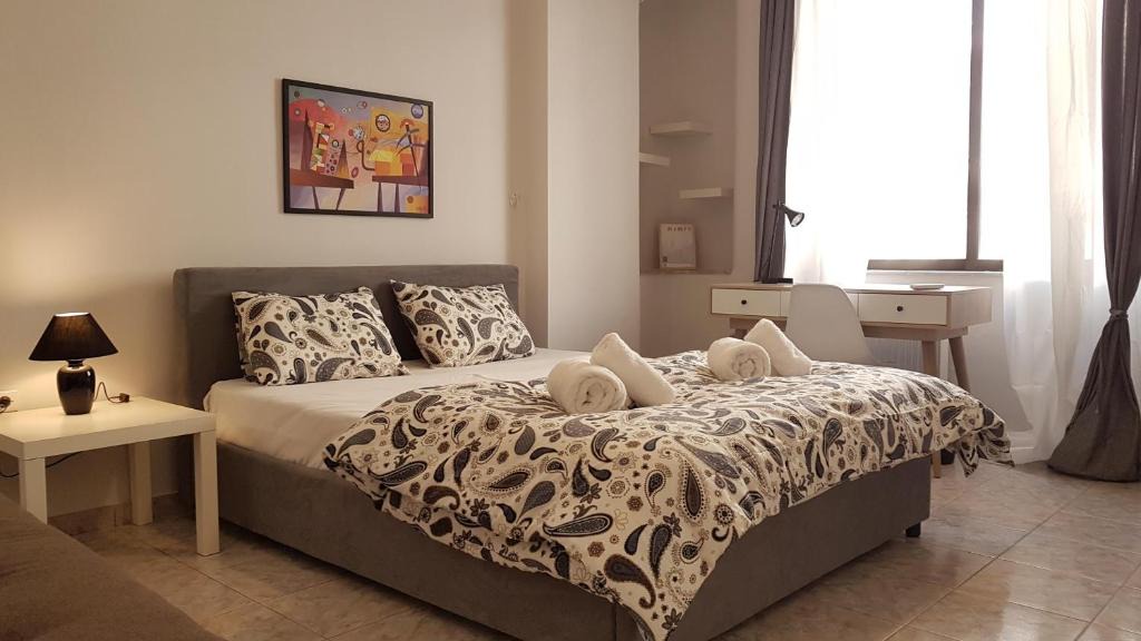 Mousio Apartment | Palette Apartment Chocolate - Athens Center, 6 BD, 3 BATH