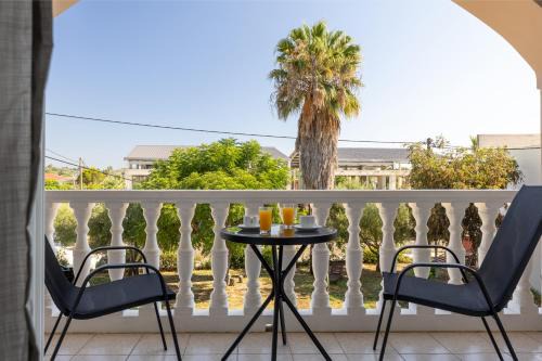 Agios Sostis Apartment | Palm Studios, 350m from Agios Sostis Beach, by ZanteWize